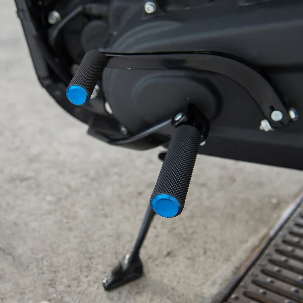 Arlen Ness Knurled Fusion Foot Pegs for Harley - Blue - Image 3