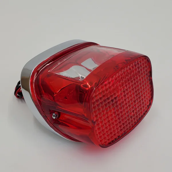 Chrome Squareback Tail light w/Tag Light for 1973-1999 Harley Big Twin Touring & Sportster, 1984-1998 Softail, 1991-1998 Dyna & 1979-1998 Side Car - DOT Approved 12V - Replaces HD# 68008-7B